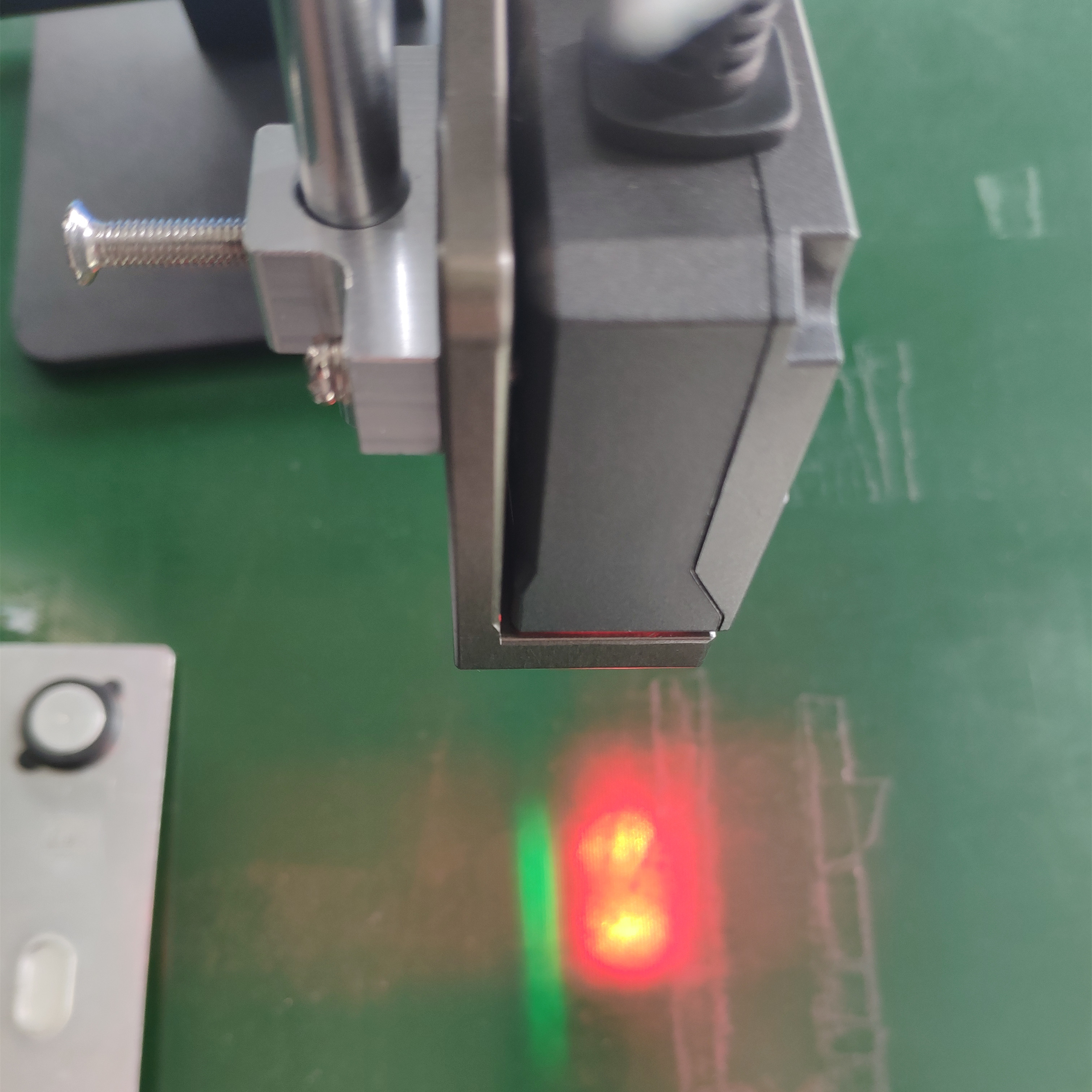 新大陸NLS-NVF200固定式條碼掃描器具有紅光、綠光對焦功能